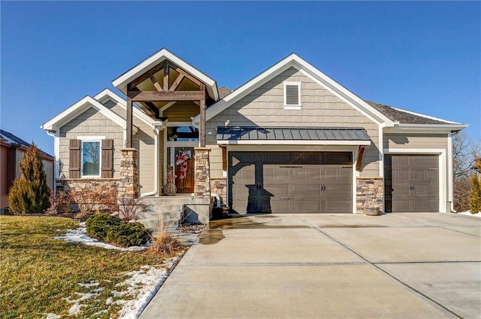 1518 Ventnor Ln, Raymore, MO 64083 - photo 1