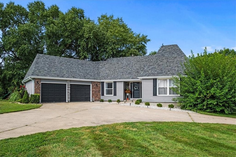 5200 Woodland Dr, Shawnee, KS 66218 - photo 1