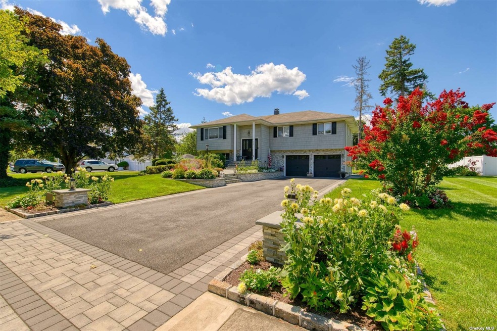 134 Hayrick Ln, ComMacK, NY 11725 - photo 1