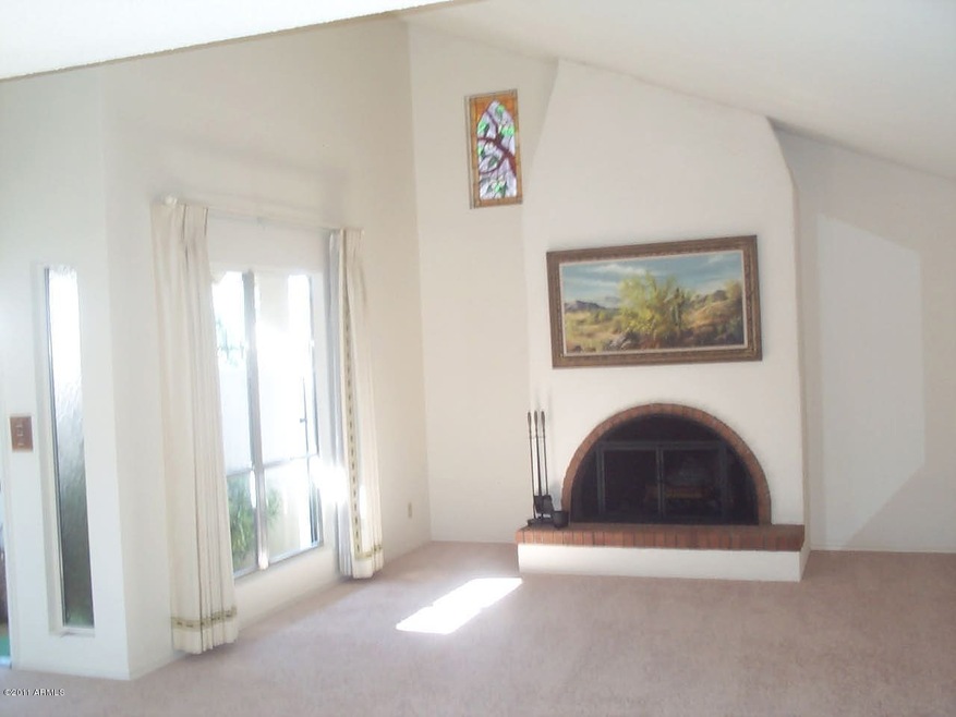 LARGE LIVING ROOM WITH FIREPLAC
