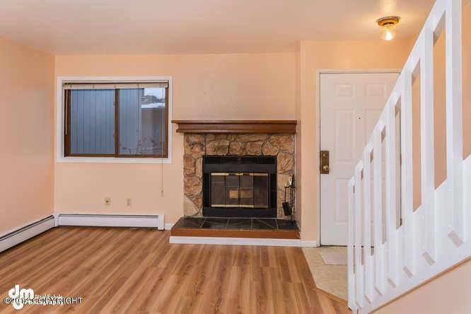 4610 Piper Street  13-small-004-Living R