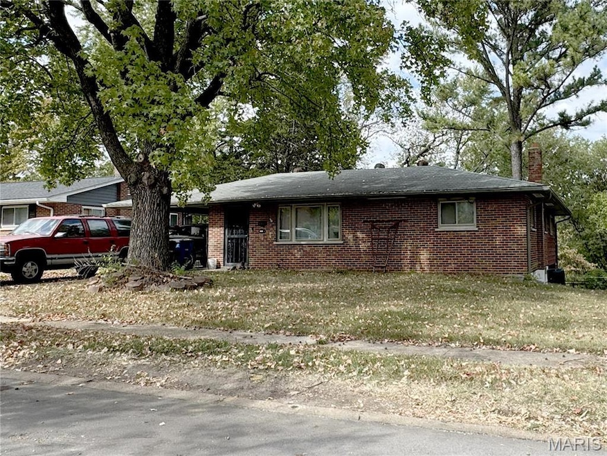 8445 Hawkesbury Dr, Saint Louis, MO 63121 - photo 1