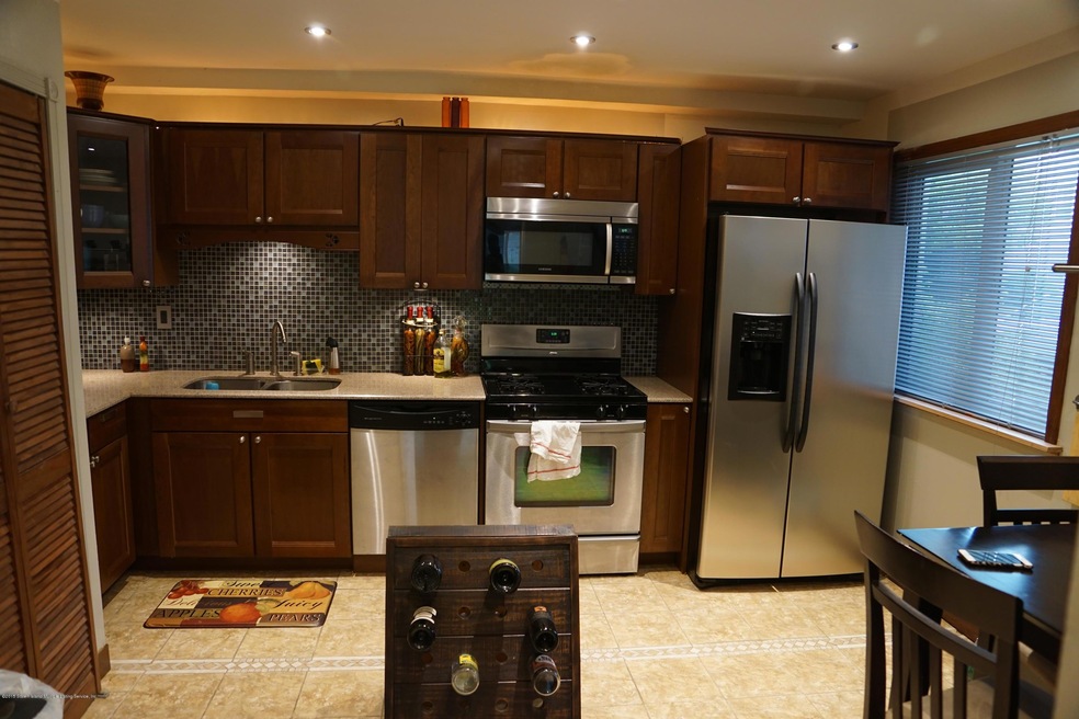 120 Pond Way unit 120, Staten Island, NY 10303 - photo 1