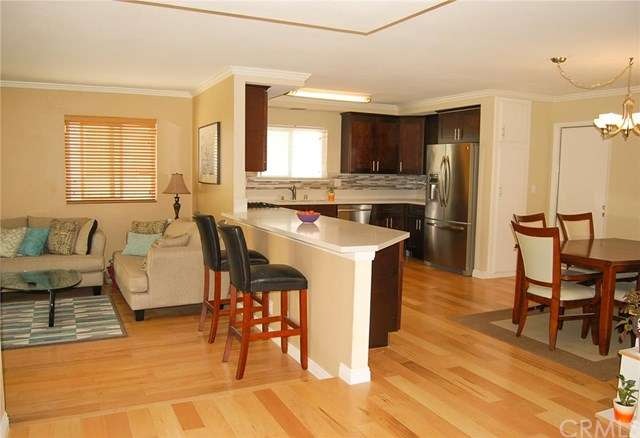 Open floorplan with kitchen and dining area separa