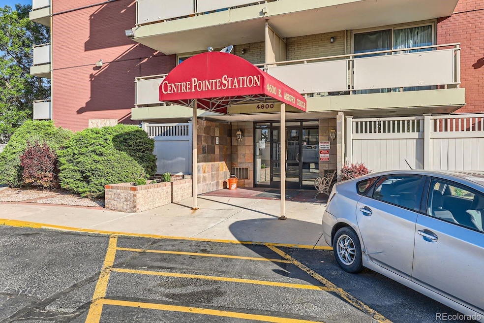 Entrance to Centre Pointe Station