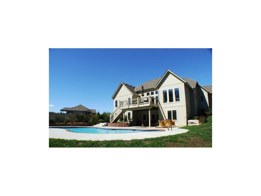 Back yard-Heated Salt Water Pool with room for kid