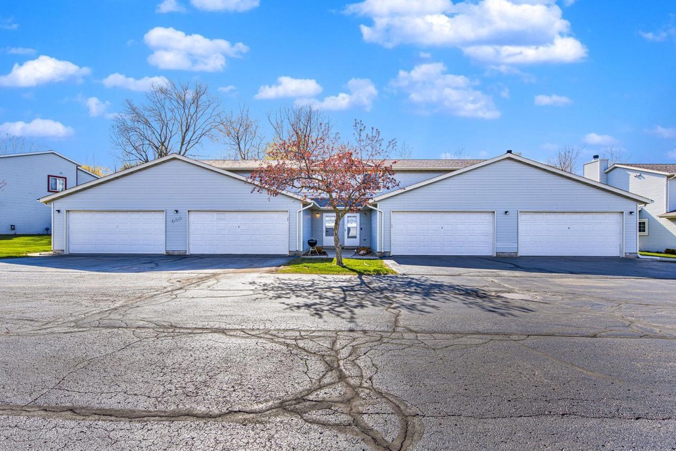 441 Slinger Rd unit R1, Slinger, WI 53086 - photo 1