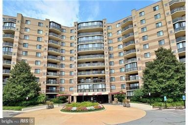 The Rotonda unit 817, McLean, VA 22102 - photo 1