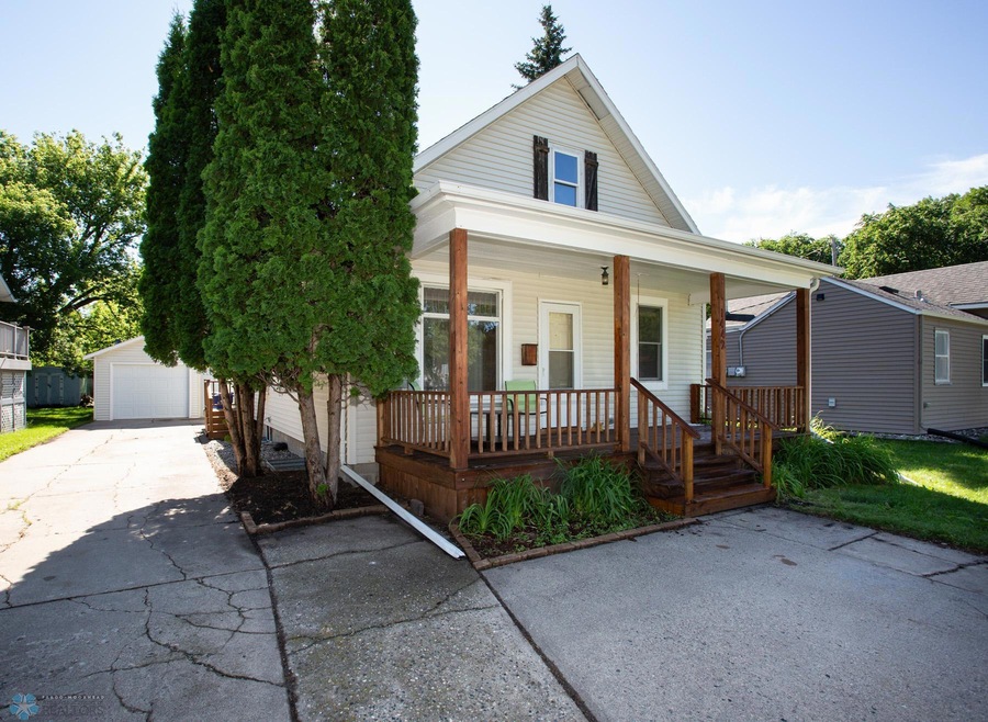 1442 16 1 2 St S, Fargo, ND 58103 - photo 1