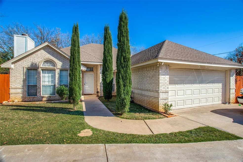 302 N Holloway St, Cleburne, TX 76033 - photo 1