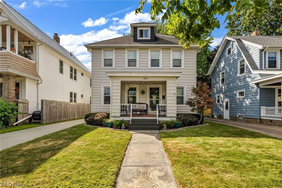 View of front of house featuring a porch and a front yard