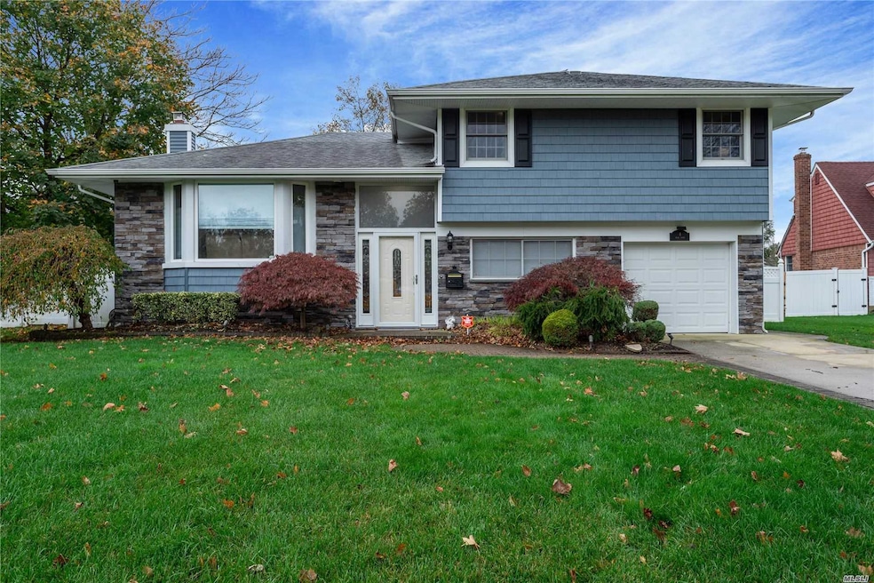 8 Dean Ct, ComMacK, NY 11725 - photo 1