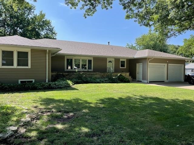 933 Spruce St, Newton, KS 67114 - photo 1