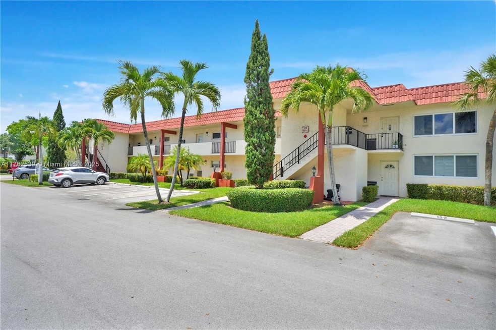 Hollybrook Golf and Tennis Club unit 203, Pembroke Pines, FL 33025 - photo 1