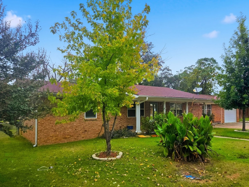 Ranch-style home with a front lawn and brick siding