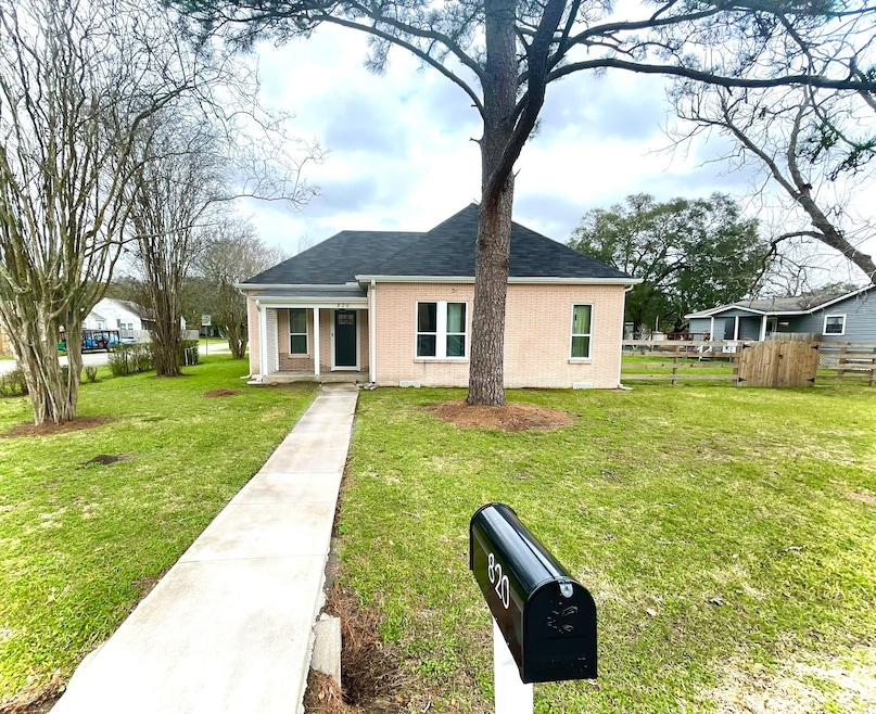 820 W Cleveland St, Alvin, TX 77511 - photo 1