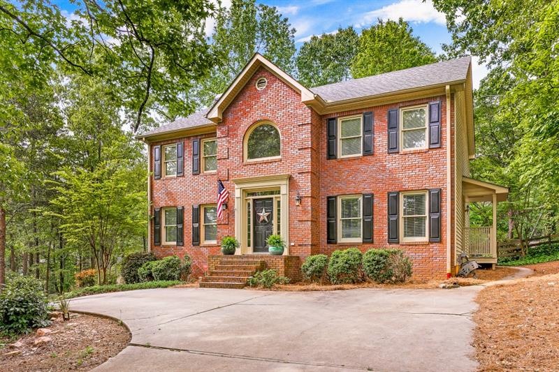 Move-in Ready home boasts exquisite features insid