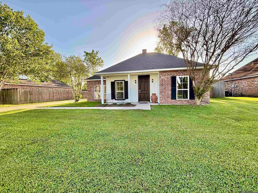 32528 Cedar Ct, Denham Springs, LA 70706 - photo 1