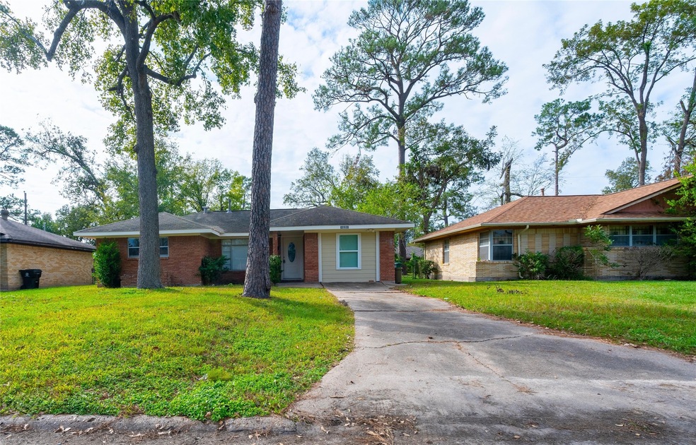 10201 Bretton Dr, Houston, TX 77016 - photo 1