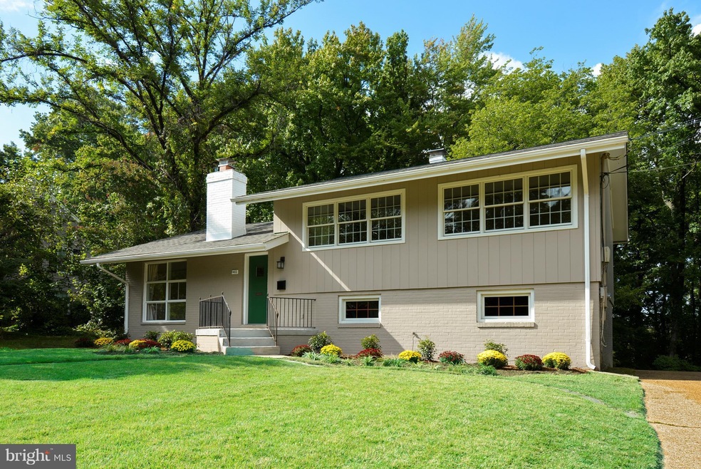 1402 Wake Forest Dr, Alexandria, VA 22307 - photo 1