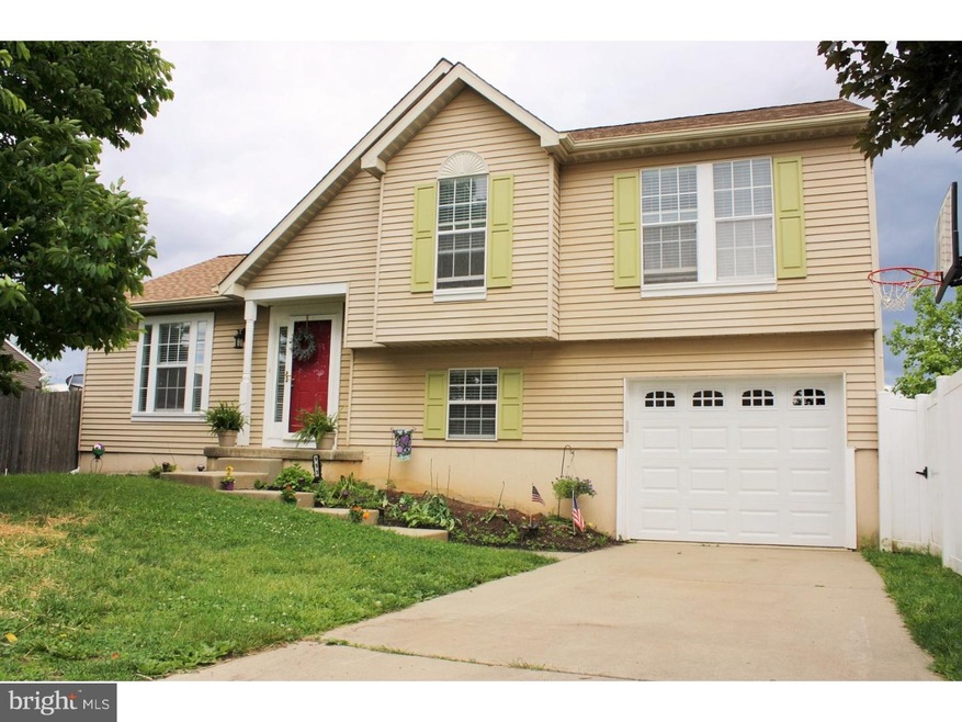 953 W Trenton Ave, Morrisville, PA 19067 - photo 1