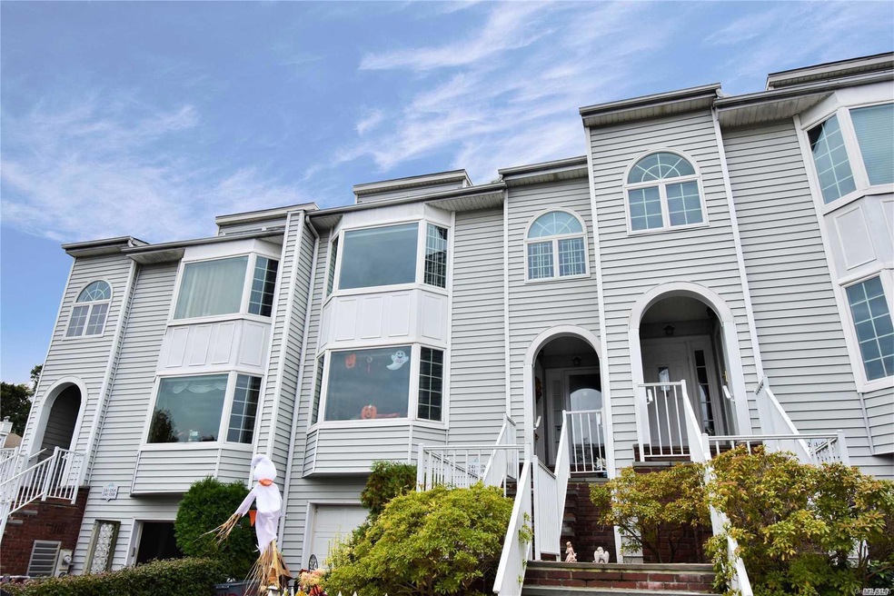 241-07 Oak Park Dr unit B, Little Neck, NY 11362 - photo 1