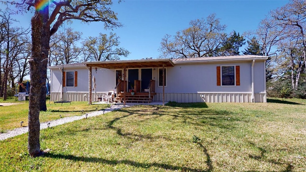 Manufactured / mobile home featuring a front yard