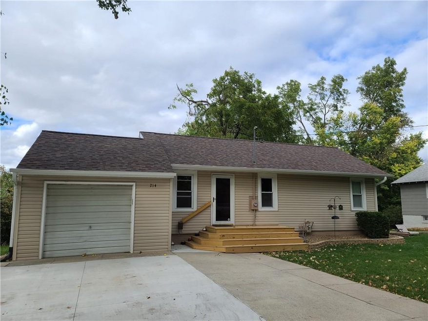 214 S 11th Ave W, Newton, IA 50208 - photo 1