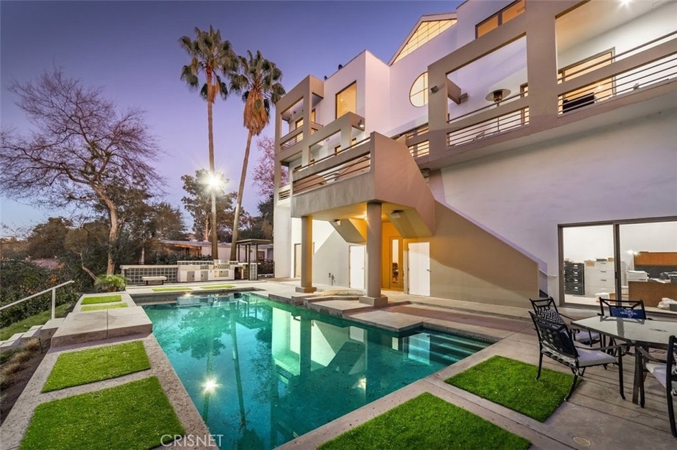 22139 Mulholland Dr, Woodland Hills, CA 91364 - photo 1