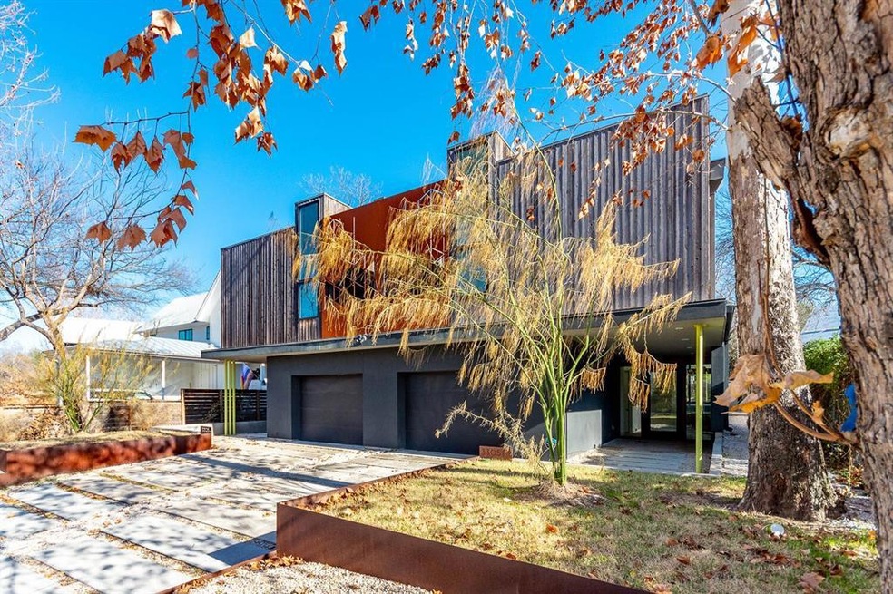 View of front facade with an attached garage and 