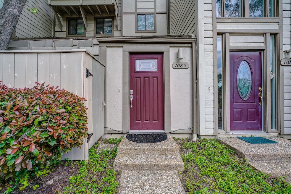 1085 Country Place Dr unit 27, Houston, TX 77079 - photo 1