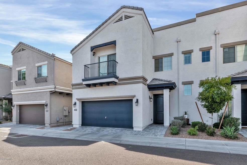 3030 N 33rd Pl-large-001-011-Front Exter