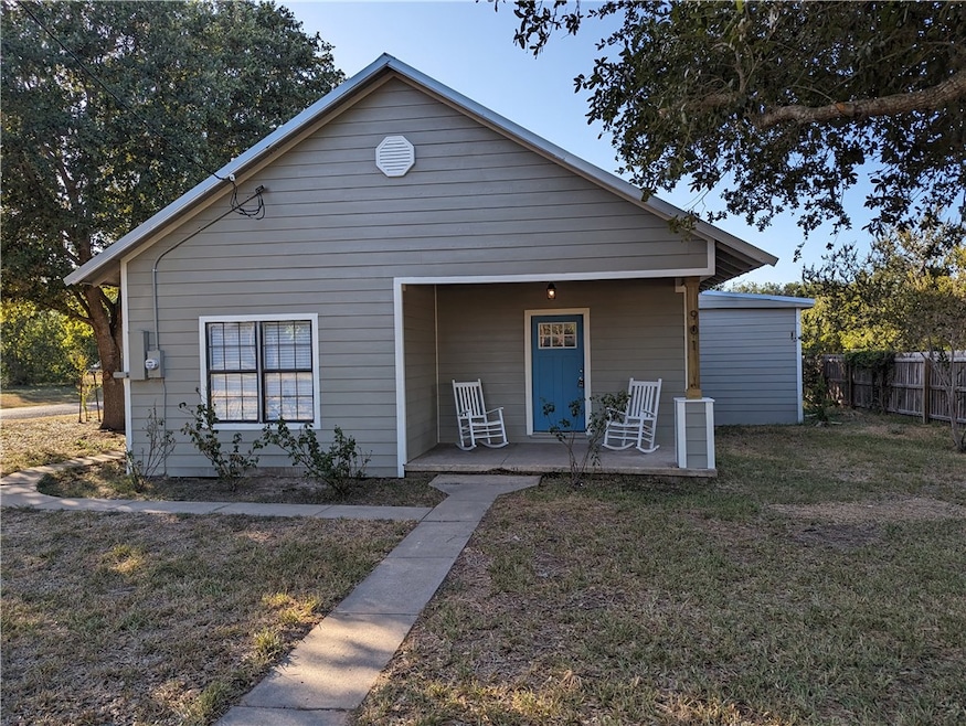 901 E Kennedy St, Beeville, TX 78102 - photo 1