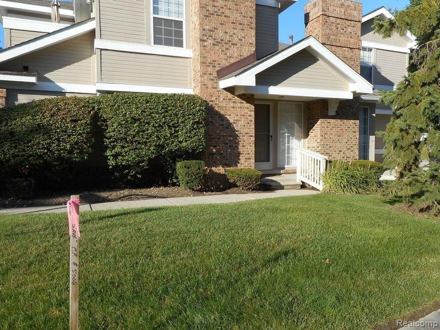 END UNIT 2 BEDROOM, 2 BATH MAIN FLOOR RANCH CONDO.