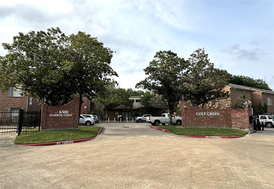 Welcome to the lovely gated community of Golf Green!