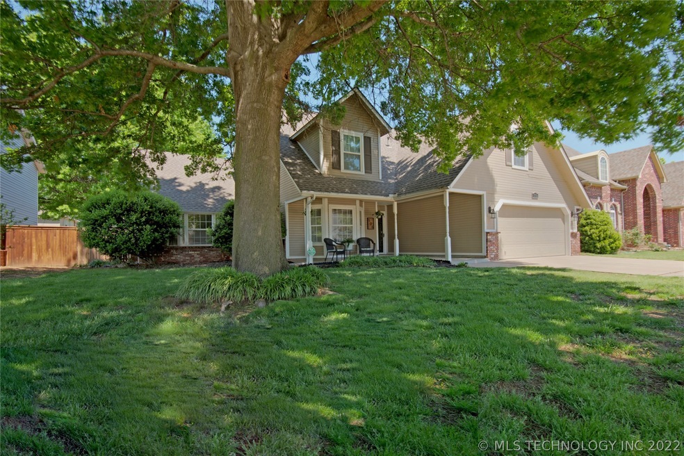 Spacious home with 3275 sq ft (+/-), Large Lot, an
