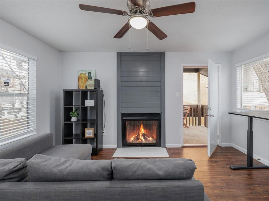 Corner unit - lots of natural light and huge balco