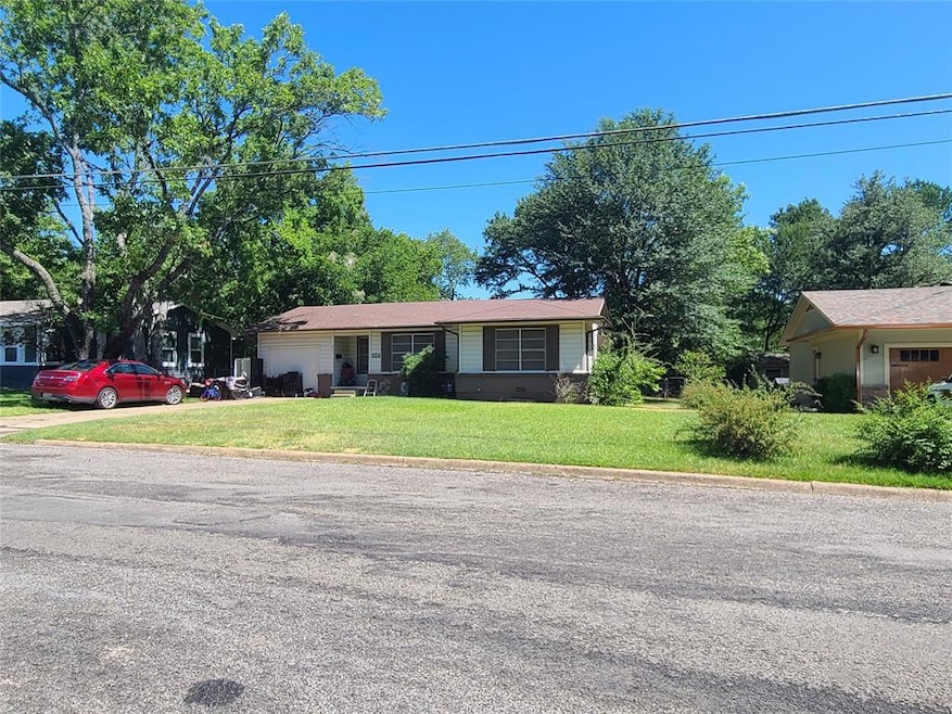 311 E Russell Ave, Bonham, TX 75418 - photo 1