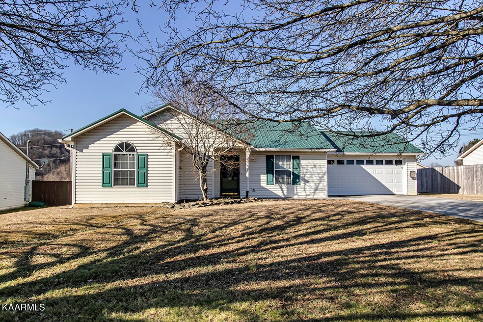 01_EmeraldFarmWay_7319_Front