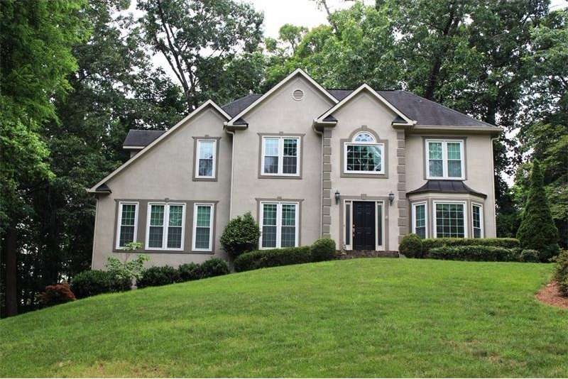 Beautiful hard coat stucco home is located on quie