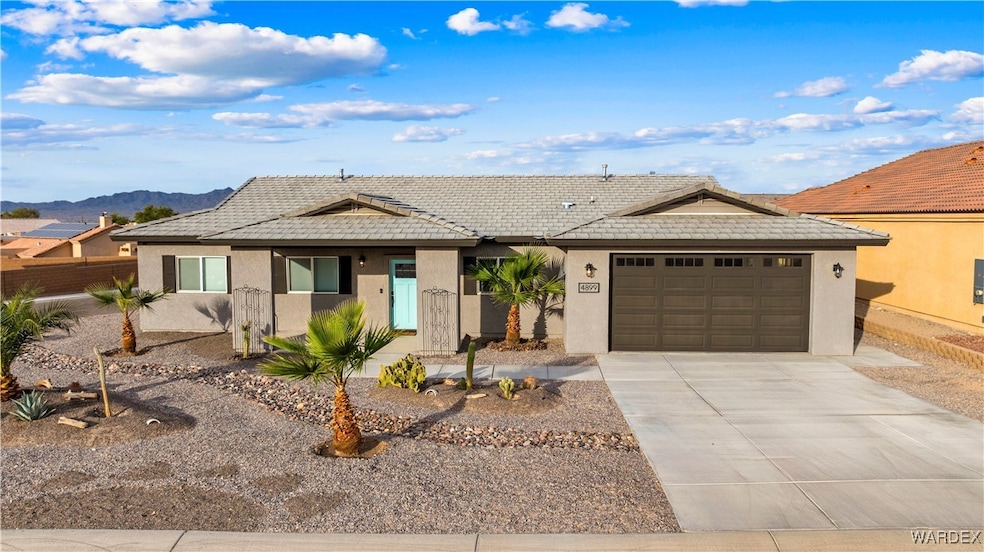 Ranch-style home featuring a mountain view and a g