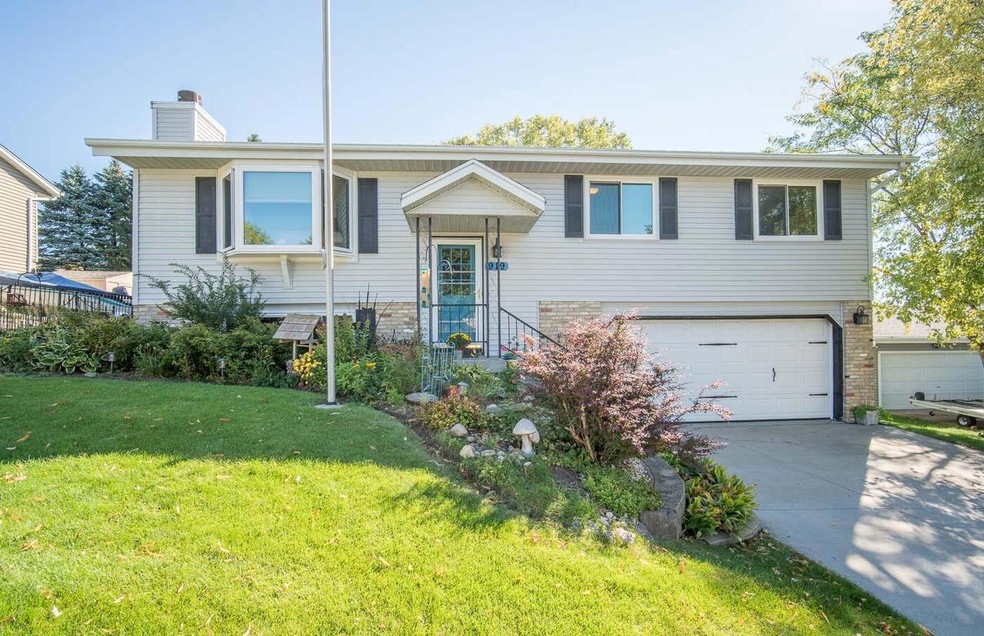 919 Squire Ln, West Bend, WI 53090 - photo 1