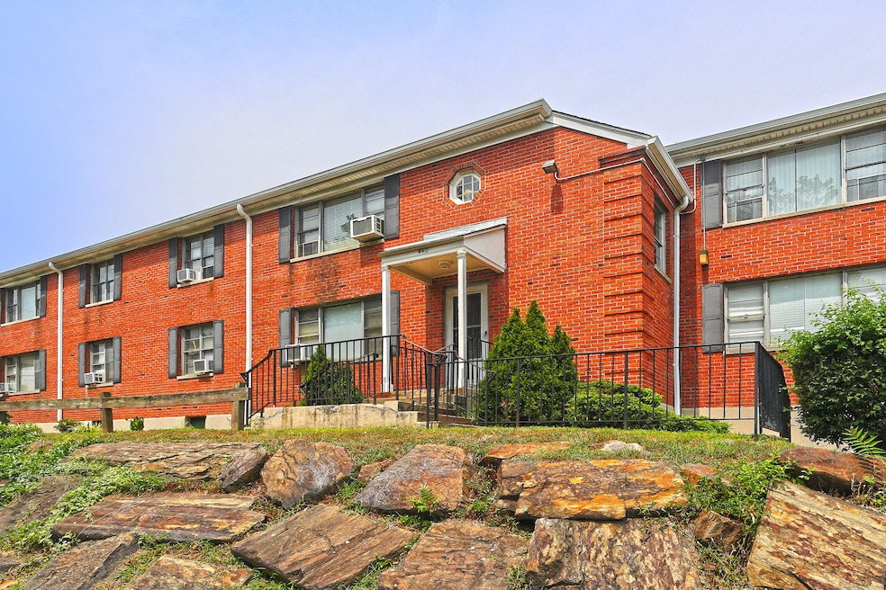 460 Lexington Ave unit 201, Bridgeport, CT 06604 - photo 1