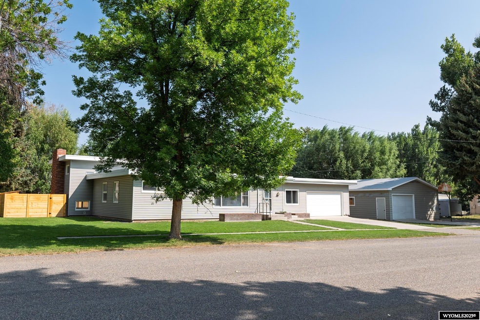 618 Montana Ave, Basin, WY 82410 - photo 1