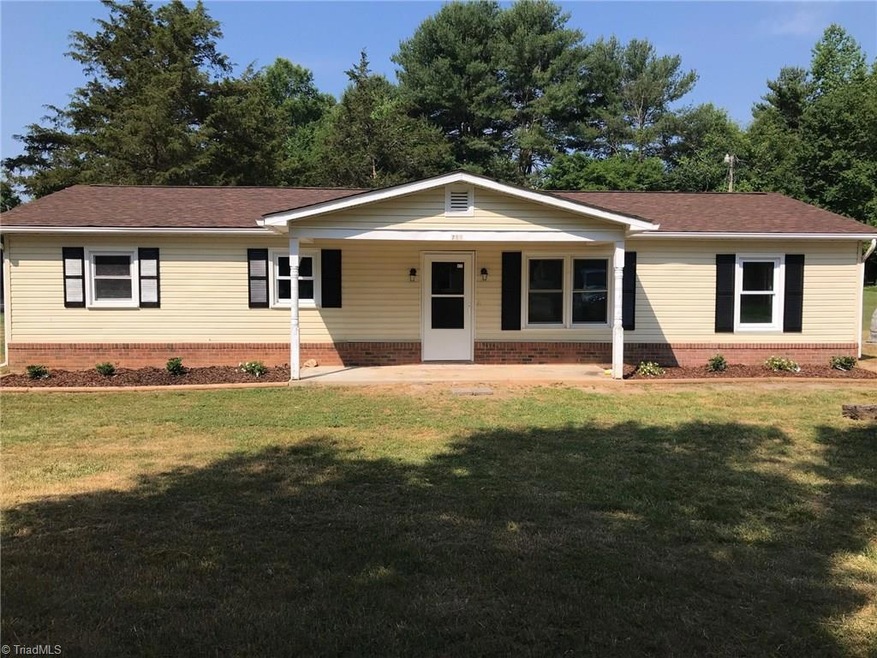 718 Foxfire Rd, Asheboro, NC 27205 - photo 1