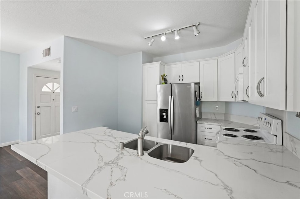 2426 Pleasant Way unit E, Thousand Oaks, CA 91362 - photo 1