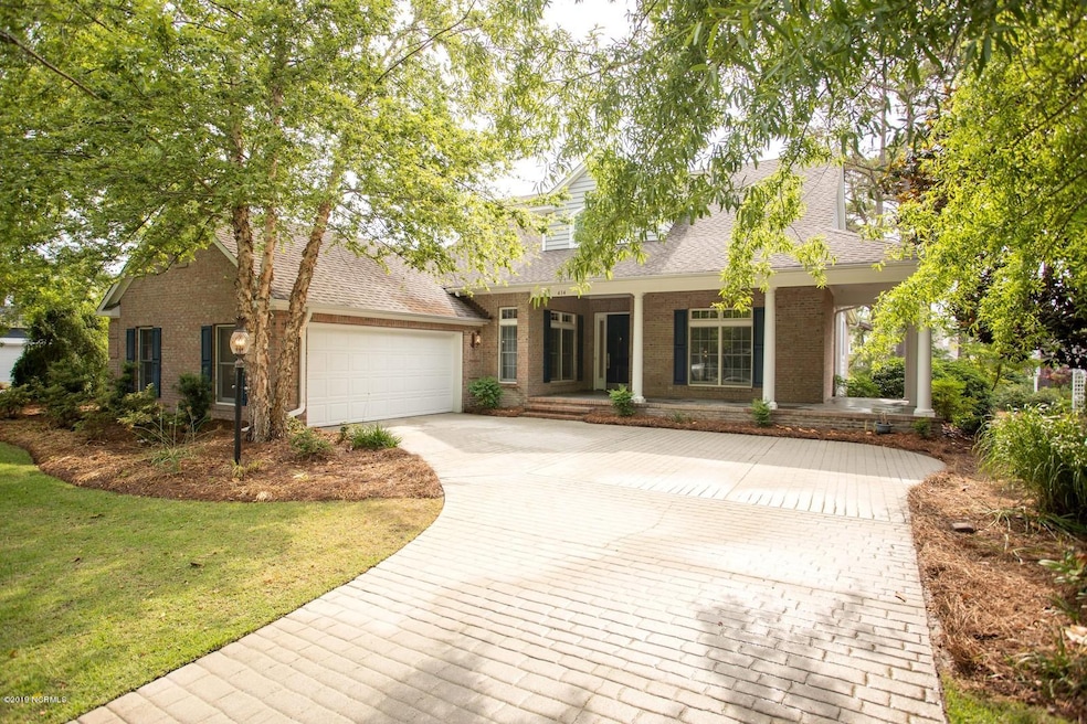 01_414WhiteColumnsWay1_mls