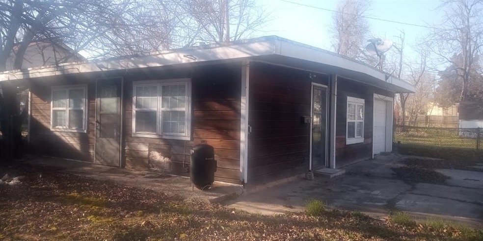 1412 N Oklahoma Ave, Shawnee, OK 74801 - photo 1