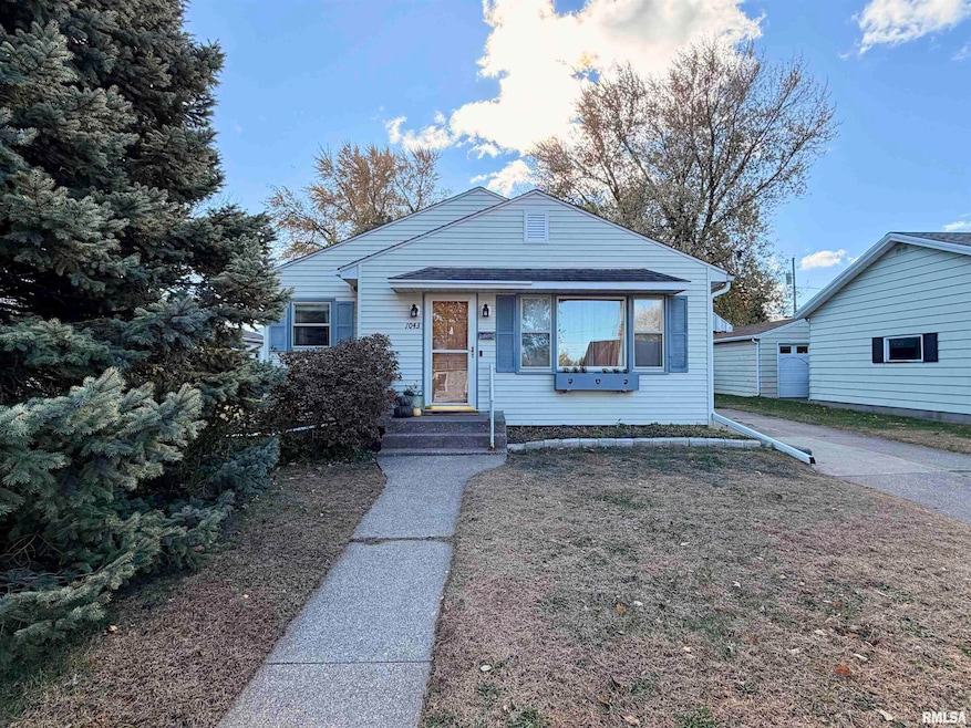 1043 14th Ave S, Clinton, IA 52732 - photo 1