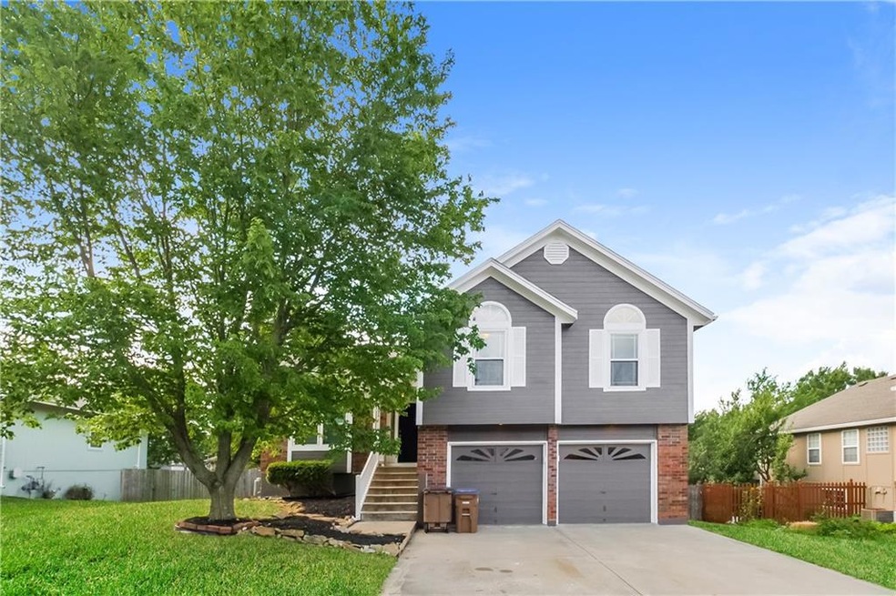 1711 Red Barn Rd, Raymore, MO 64083 - photo 1